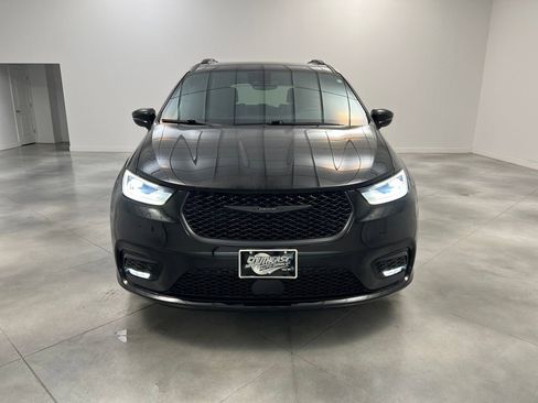 Used 2025 Chrysler Pacifica Limited image 2