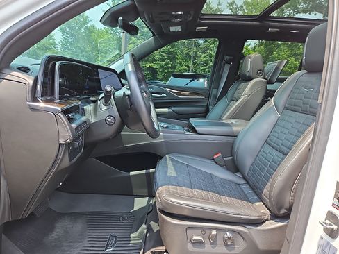Certified 2024 Cadillac Escalade Sport Platinum w/ LPO, ONYX Package AWD/4WD image 13