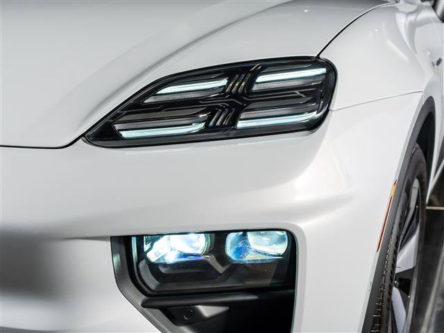 Used 2026 Porsche Macan Electric RWD image 12