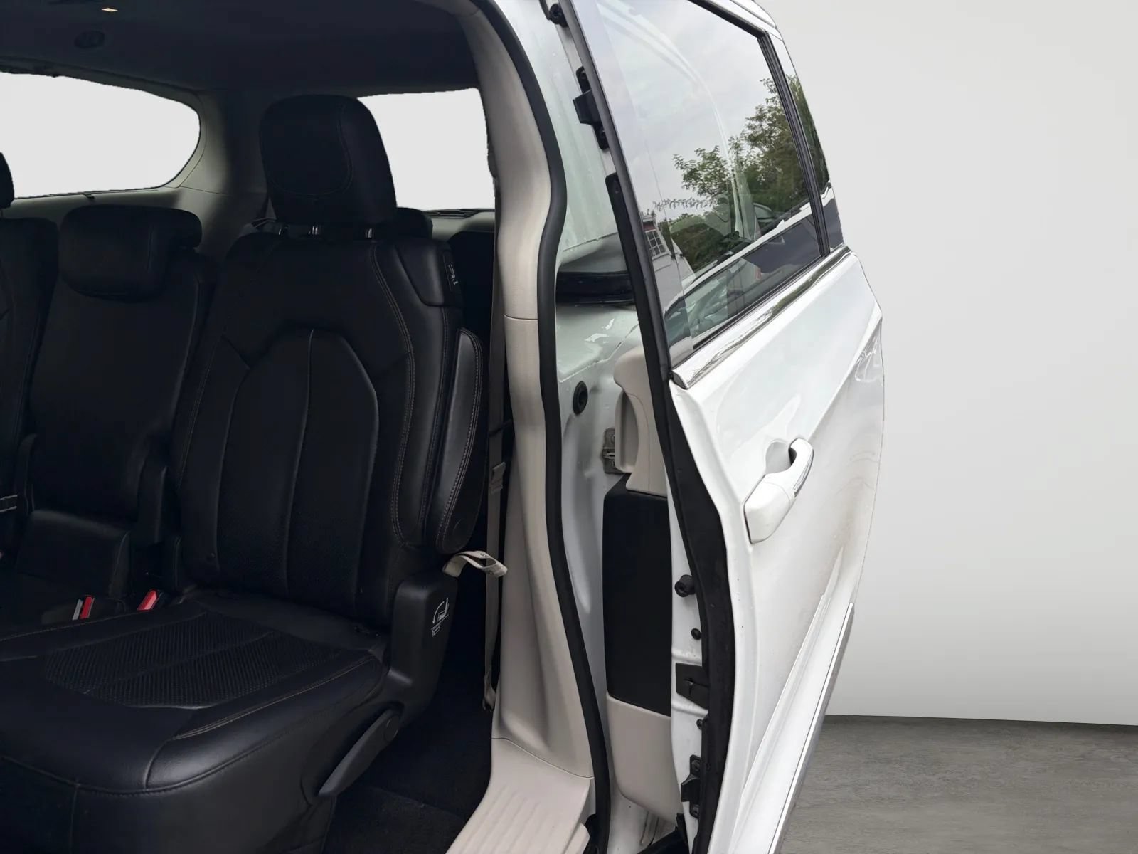 Used 2019 Chrysler Pacifica Touring-L Plus w/ Advanced Safetytec Group FWD image 14