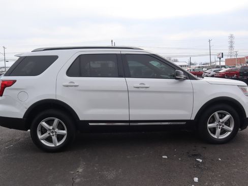 Used 2017 Ford Explorer XLT image 6
