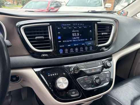 Used 2017 Chrysler Pacifica Touring-L FWD image 12