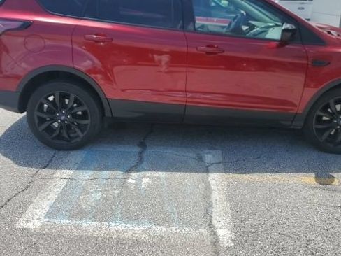 Used 2017 Ford Escape SE w/ SE Sport Appearance Package AWD/4WD image 3