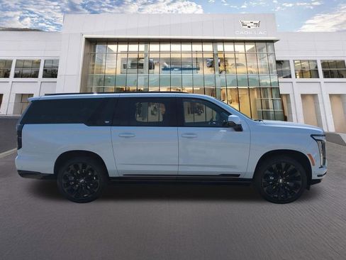 Used 2026 Cadillac Escalade ESV Platinum Sport w/ LPO, ONYX Package AWD/4WD image 4