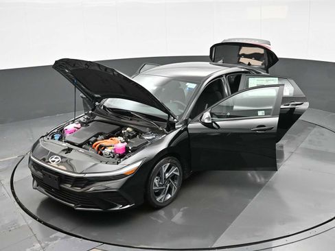 Certified 2025 Hyundai Elantra SEL FWD image 41