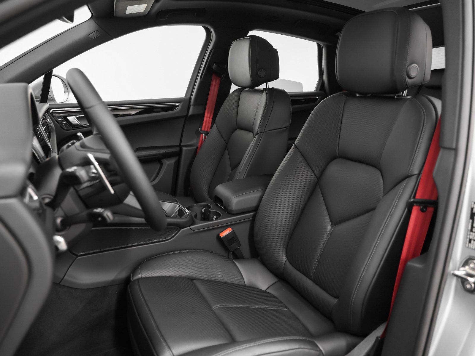 Certified 2025 Porsche Macan AWD/4WD image 5