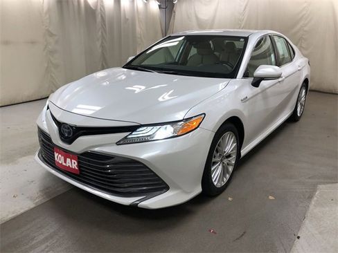 Certified 2020 Toyota Camry XLE image 1