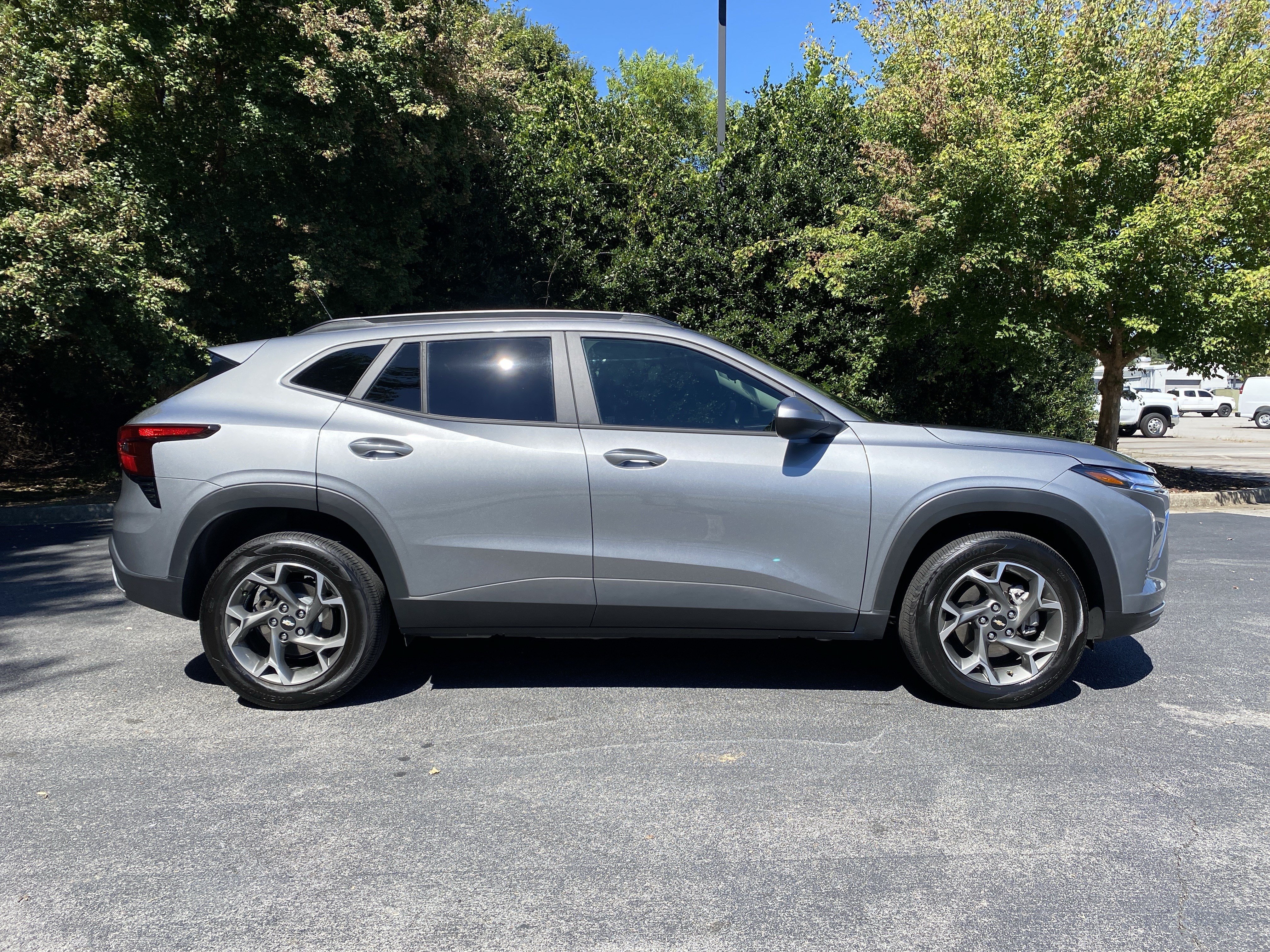 Used 2025 Chevrolet Trax LT w/ Sunroof Package FWD image 10