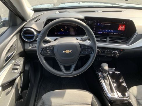 Used 2025 Chevrolet Trax LT FWD image 20