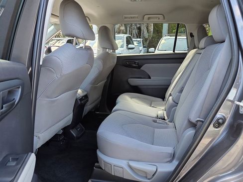 Used 2022 Toyota Highlander LE image 11
