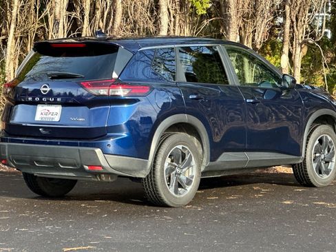 Used 2024 Nissan Rogue SV image 4