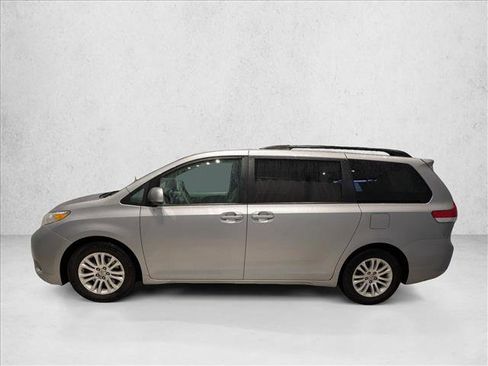 Used 2012 Toyota Sienna XLE image 9