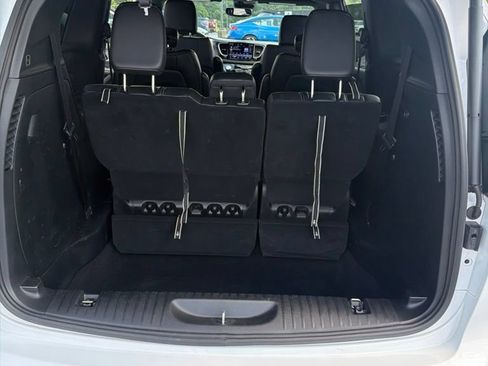 Used 2025 Chrysler Pacifica Select FWD image 6
