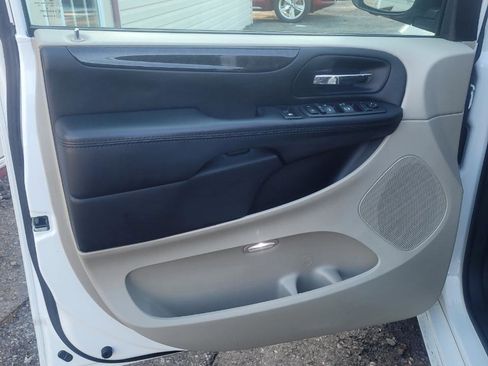 Used 2018 Dodge Grand Caravan SE w/ UConnect Hands-Free Group image 10