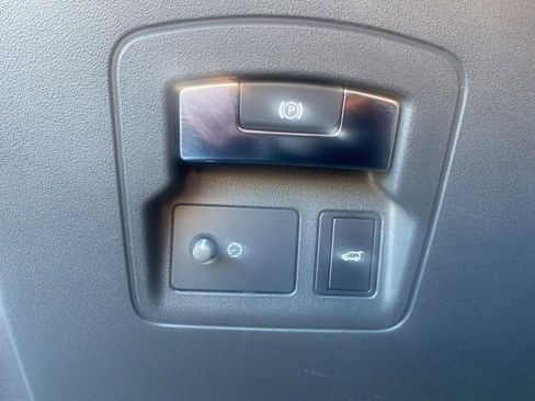 Used 2019 Land Rover Range Rover Velar image 11