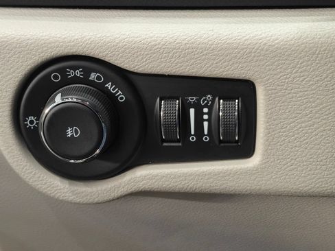 Used 2024 Chrysler Pacifica Touring-L FWD image 48