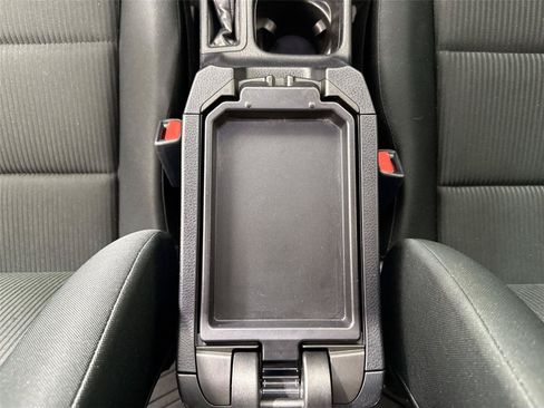 Used 2018 Toyota RAV4 LE FWD image 32