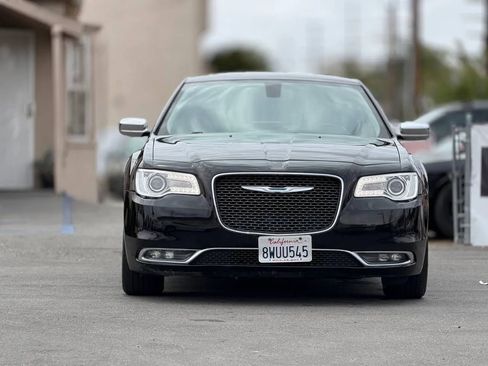Used 2018 Chrysler 300 Limited RWD image 3