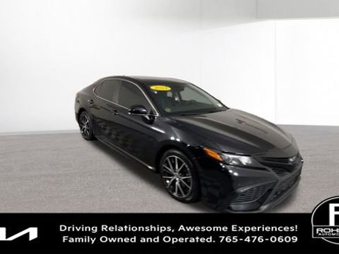 Used 2024 Toyota Camry SE image 3