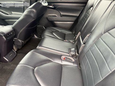 Used 2023 Toyota Highlander XLE image 26