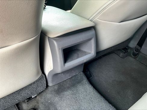 Used 2018 Toyota Camry SE w/ Convenience Package FWD image 10