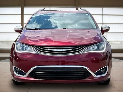 Used 2018 Chrysler Pacifica Limited FWD image 3
