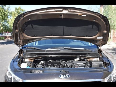 Used 2016 Kia Sedona SX image 40