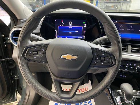 Used 2025 Chevrolet Trax LT FWD image 17