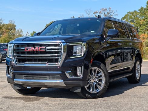 Used 2023 GMC Yukon XL SLT w/ SLT Luxury Package image 4