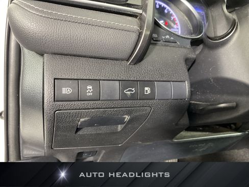 Used 2018 Toyota Camry SE w/ Moonroof Package FWD image 24