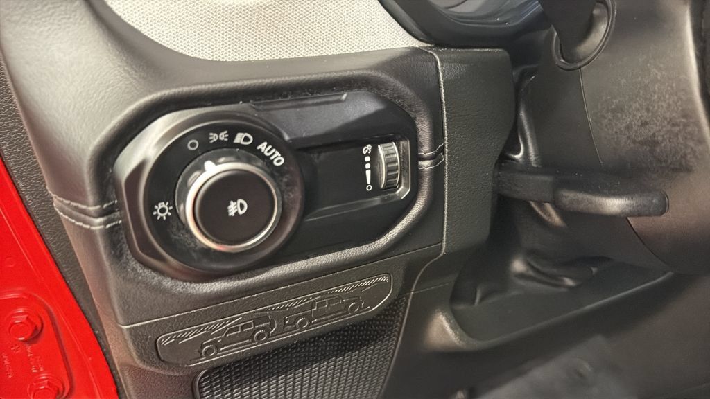 Used 2025 Jeep Wrangler Unlimited Sahara AWD/4WD image 15