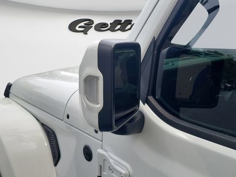 Used 2022 Jeep Wrangler Unlimited Sahara AWD/4WD image 7