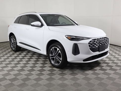 Used 2025 Audi Q5 Premium w/ Convenience Package image 4