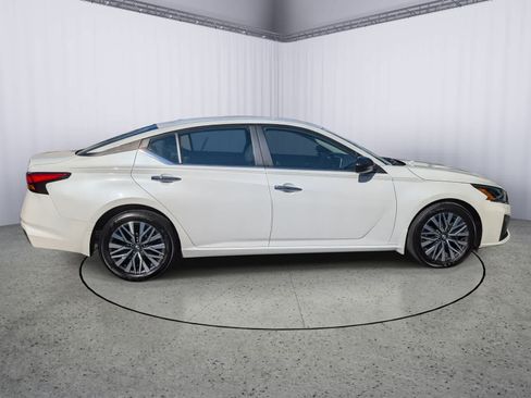 Used 2024 Nissan Altima 2.5 SV FWD image 2