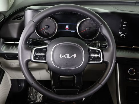 Used 2023 Kia Carnival LX FWD image 40