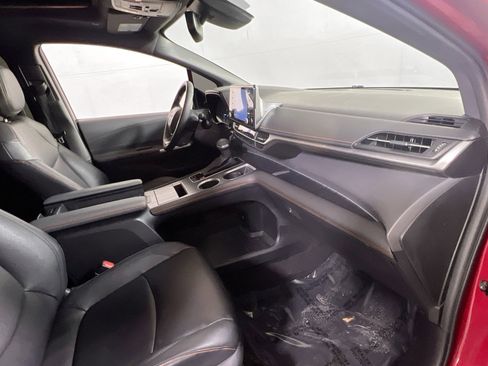 Used 2024 Toyota Sienna XSE FWD image 31