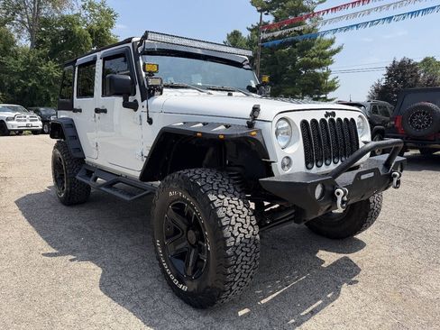 Used 2015 Jeep Wrangler Unlimited Sahara w/ Connectivity Group AWD/4WD image 2