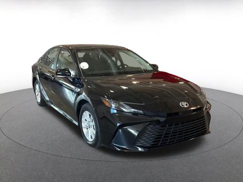 Used 2025 Toyota Camry LE image 3