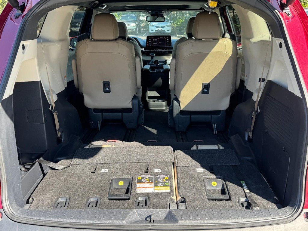 Used 2024 Toyota Sienna XLE FWD image 7