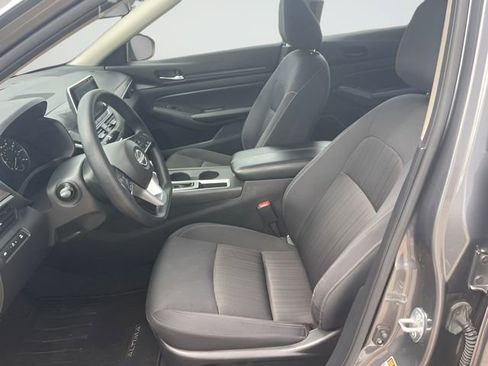 Used 2025 Nissan Altima 2.5 SV FWD image 11