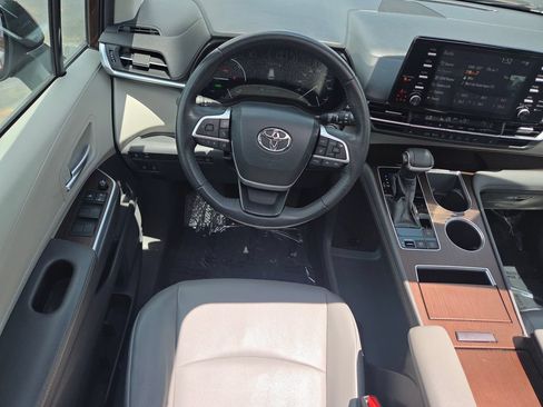 Used 2021 Toyota Sienna XLE FWD image 34