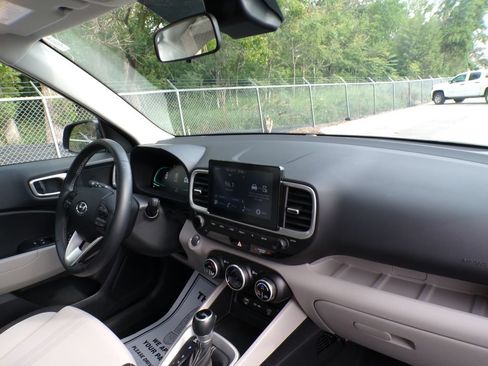Used 2025 Hyundai Venue SEL FWD image 12