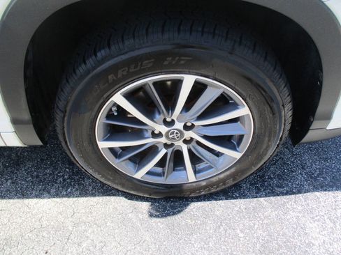 Used 2017 Toyota Highlander XLE FWD image 38