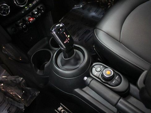 Used 2021 MINI Cooper 4-Door Hardtop w/ Storage Package image 18