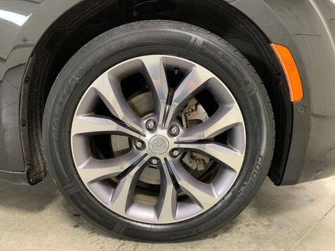 Used 2020 Chrysler Pacifica Limited w/ Tire & Wheel Group FWD image 12
