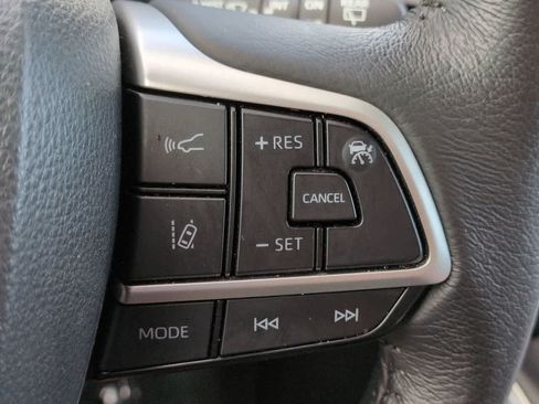 Used 2025 Toyota Sienna XLE FWD image 25