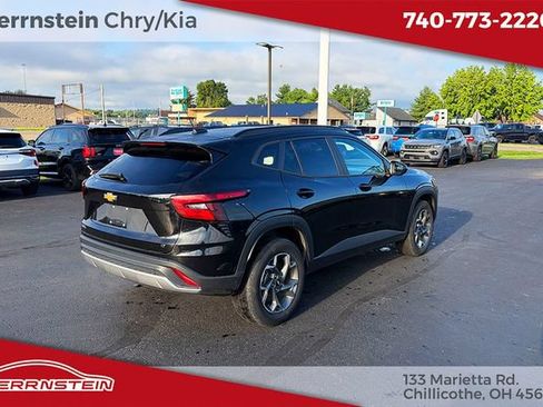 Used 2025 Chevrolet Trax LT FWD image 31