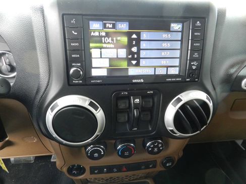 Used 2014 Jeep Wrangler Unlimited Sahara w/ Connectivity Group AWD/4WD image 16