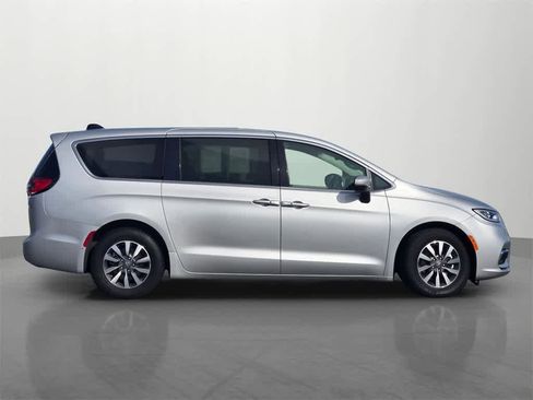 Used 2023 Chrysler Pacifica Touring-L image 7