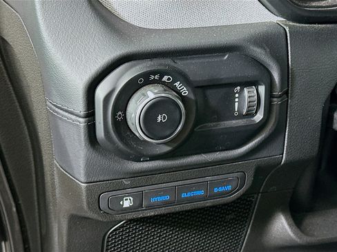Used 2025 Jeep Wrangler Unlimited Sahara AWD/4WD image 17